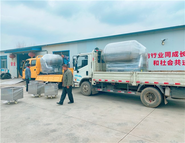 600L真空滾揉機(jī)加4臺(tái)料車發(fā)往武漢，1200L真空滾揉機(jī)發(fā)往深圳