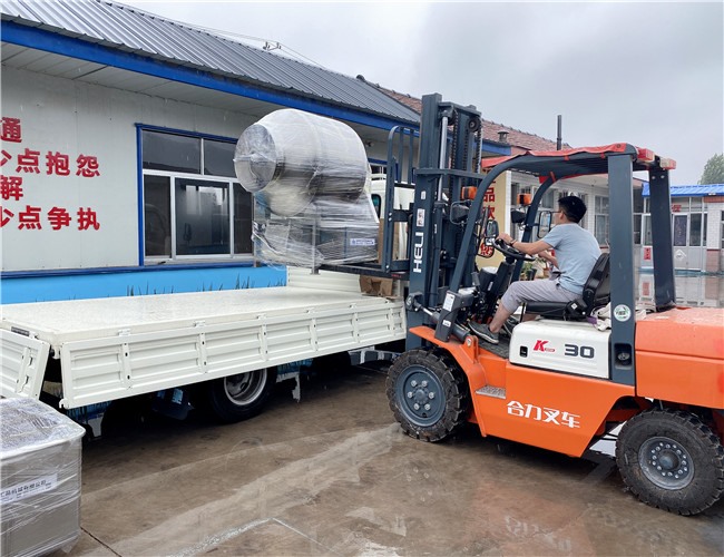 400L真空滾揉機(jī)1臺，200L不銹鋼料車2臺，發(fā)往泰安