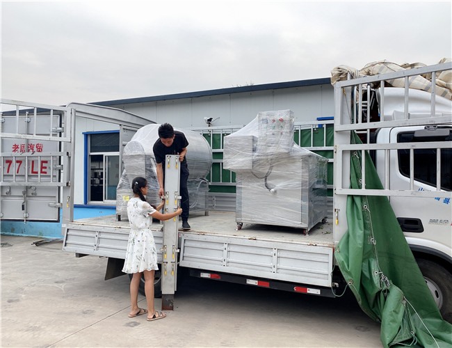 600L真空滾揉機、1500自動出料油炸鍋發(fā)往威海