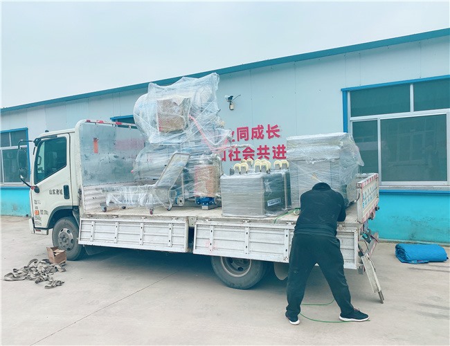 700雙層殺菌鍋、600雙室真空包裝機(jī)、200L不銹鋼料車，發(fā)貨河南許昌