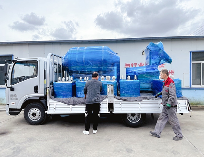 安徽阜陽牛肉加工廠訂購1200L真空滾揉機，上料器，料車發(fā)貨現(xiàn)場