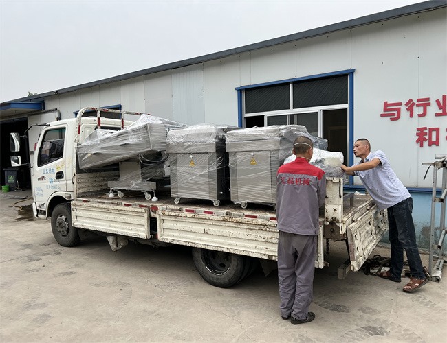 江蘇食品廠訂購(gòu)真空包裝機(jī)3臺(tái)，發(fā)貨現(xiàn)場(chǎng)