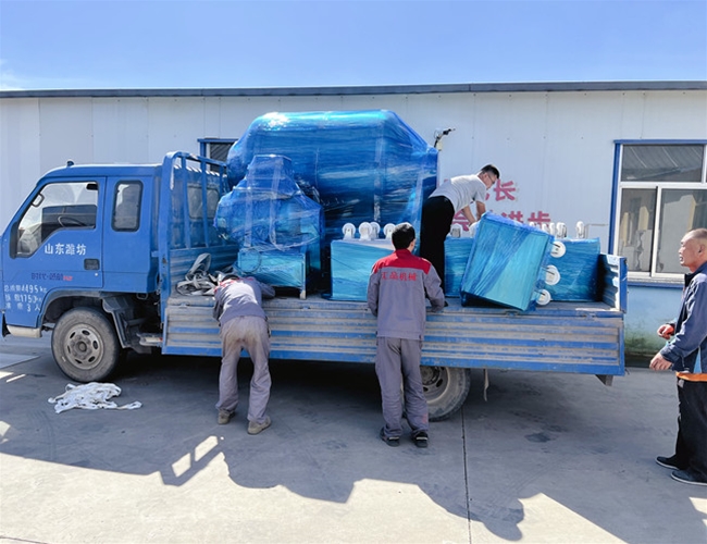 臨沂食品廠訂購1200L真空滾揉機(jī)1臺，50L實(shí)驗(yàn)型真空滾揉機(jī)1臺，200L不銹鋼料車6臺發(fā)貨