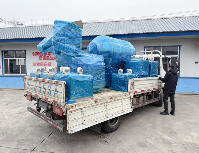 河北邢臺(tái)客戶訂購(gòu)1200L 真空滾揉機(jī)搭配液壓上料器發(fā)貨