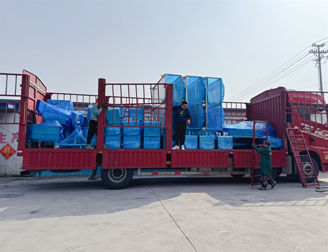 河南客戶訂購滾動式真空包裝機 氣動鹽水注射機各一臺涼肉架6臺氣泡解凍池2個提升料車20個完工發(fā)貨