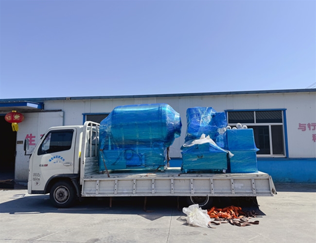 河南客戶訂購的高配80針鹽水注射機 1200升真空滾揉機各一臺小料車4臺完工發(fā)貨